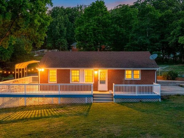 344 Hillview LN, Salem, VA 24153