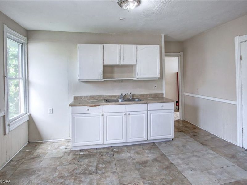 3048 Seymour Avenue, Cleveland, OH 44113 Photo 2