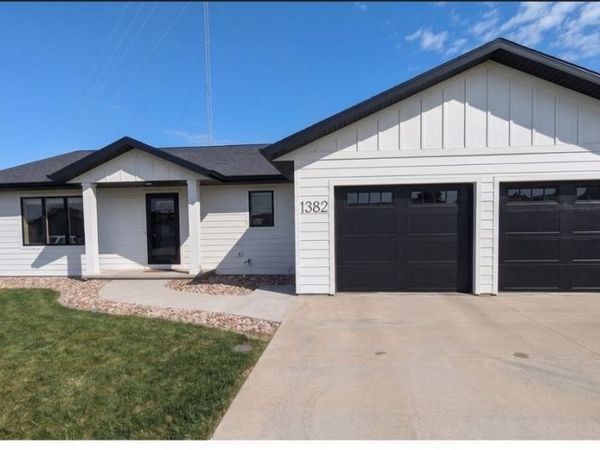 1382 11TH AVE NE, Sioux Center, IA 51250