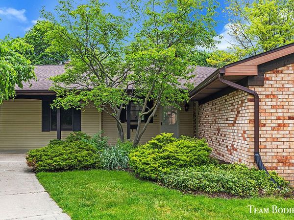 201 BONA VISTA Drive NW, Unit 21, Grand Rapids, MI 49504