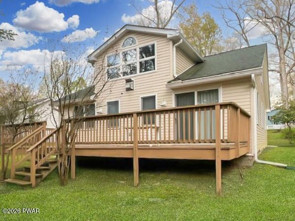17 Sunny Point Road, Lakeville, PA 18438