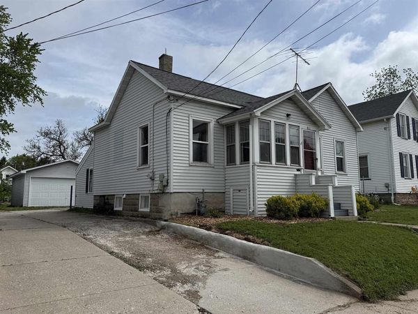 842 W 10TH AVENUE, Oshkosh, WI 54902