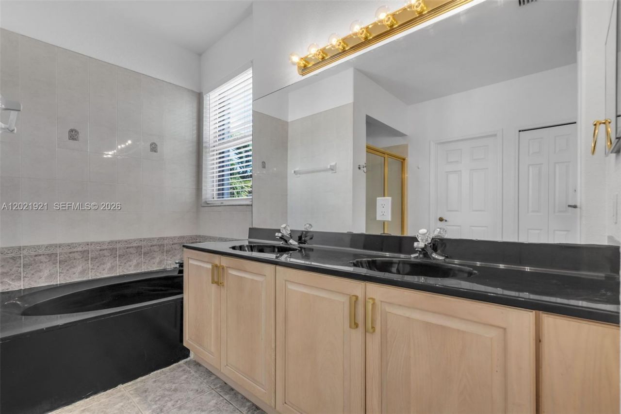 5175 NW 108th Pl, Doral, FL 33178 Photo