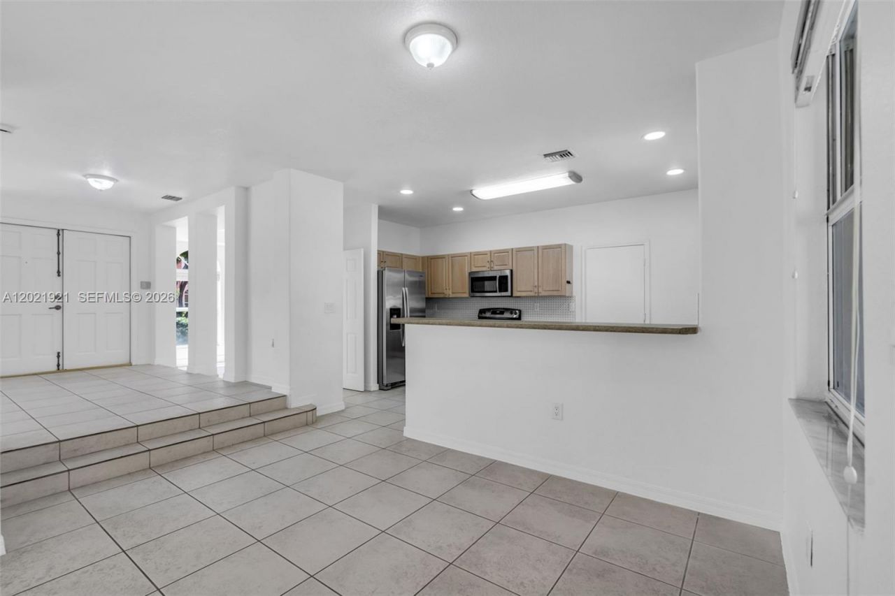 5175 NW 108th Pl, Doral, FL 33178 Photo