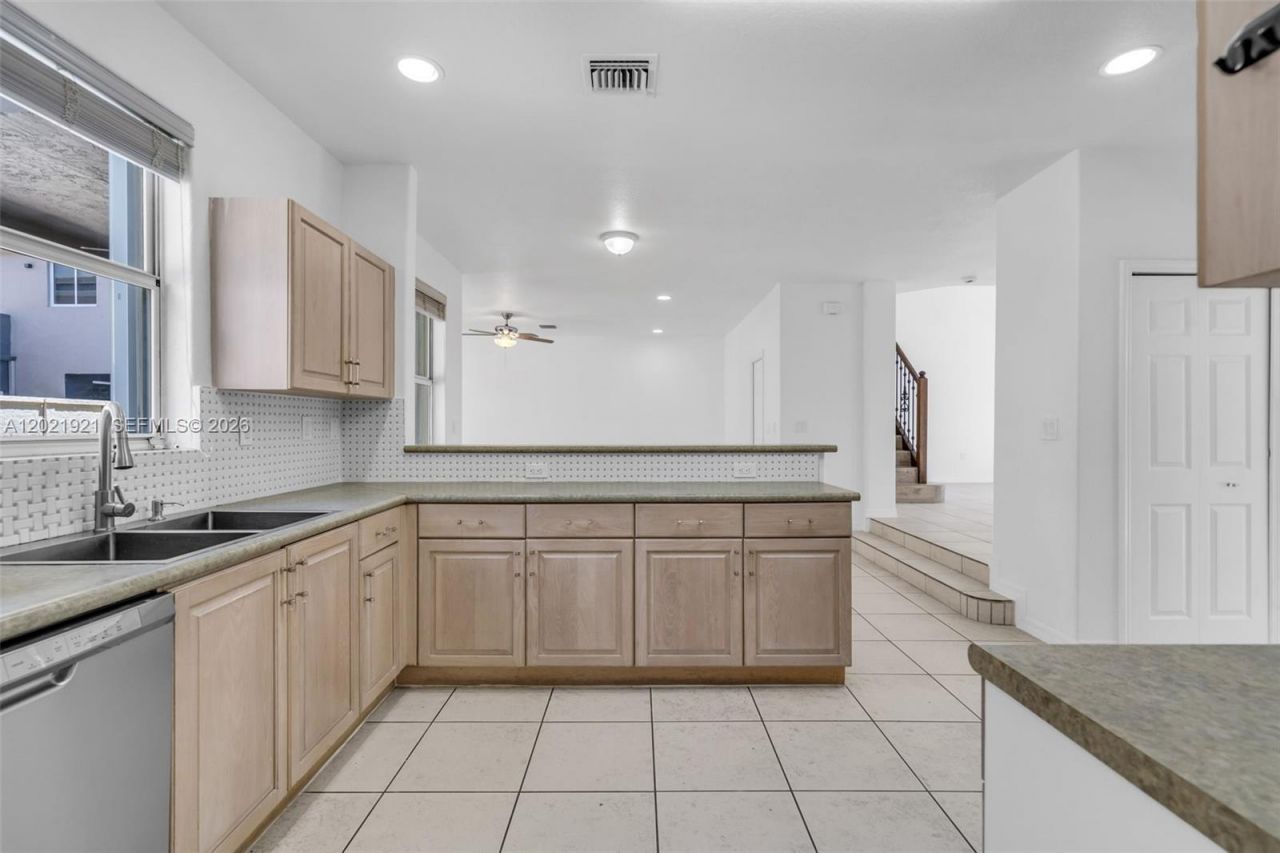 5175 NW 108th Pl, Doral, FL 33178 Photo