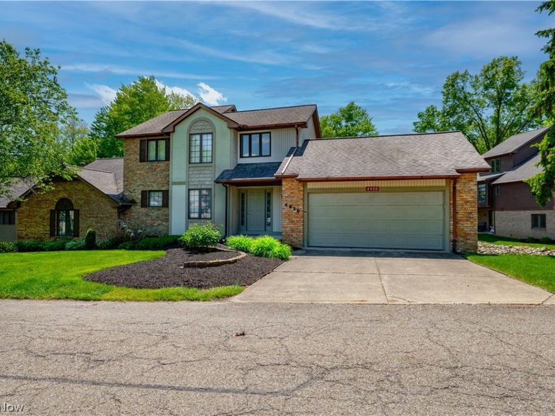 4920 Pond Drive NW, North Canton, OH 44720 Photo 2