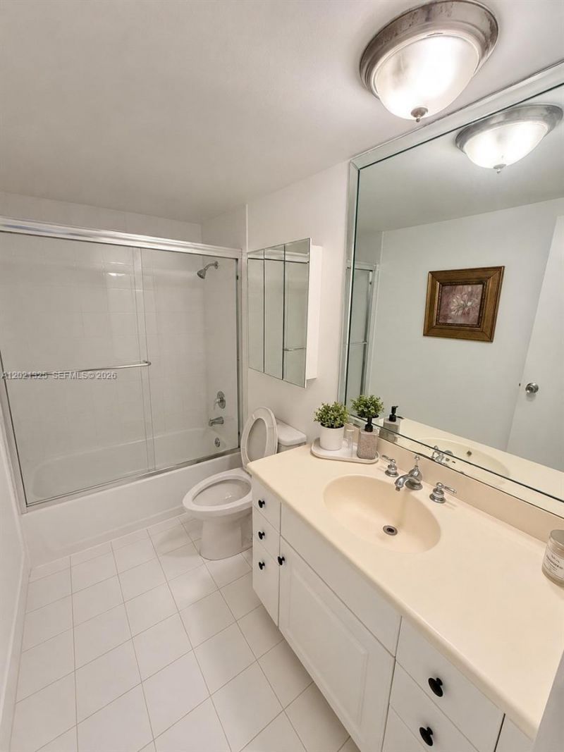 5151 Collins Ave , Unit 1520, Miami Beach, FL 33140 Photo