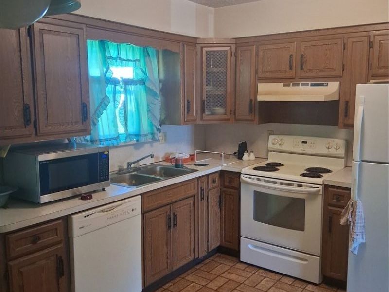 132 W Highland Avenue , Barnesville, OH 43713 Photo 6