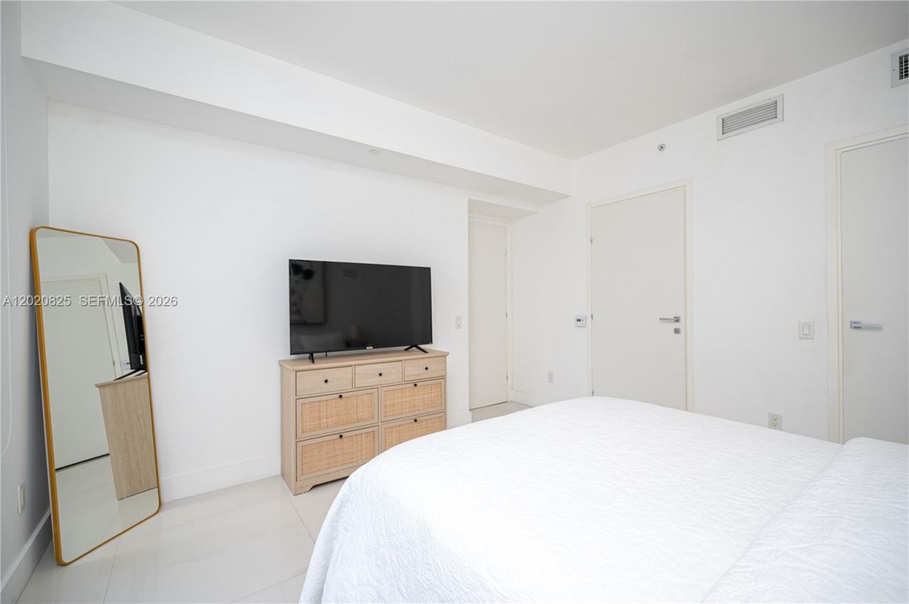 1300 Brickell Bay Dr , Unit 1601, Miami, FL 33131 Photo