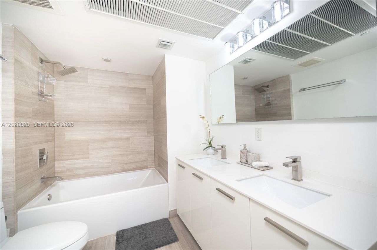 1300 Brickell Bay Dr , Unit 1601, Miami, FL 33131 Photo