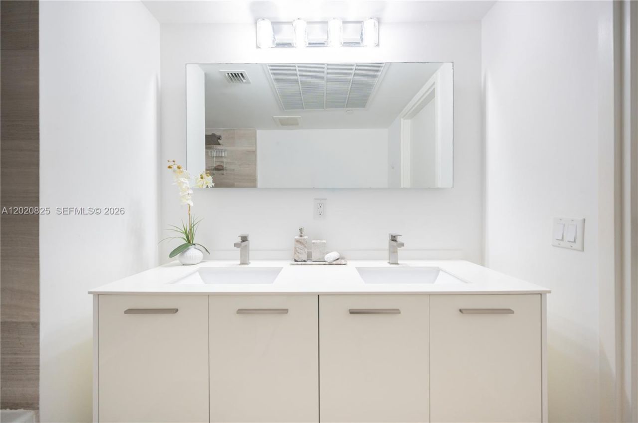 1300 Brickell Bay Dr , Unit 1601, Miami, FL 33131 Photo