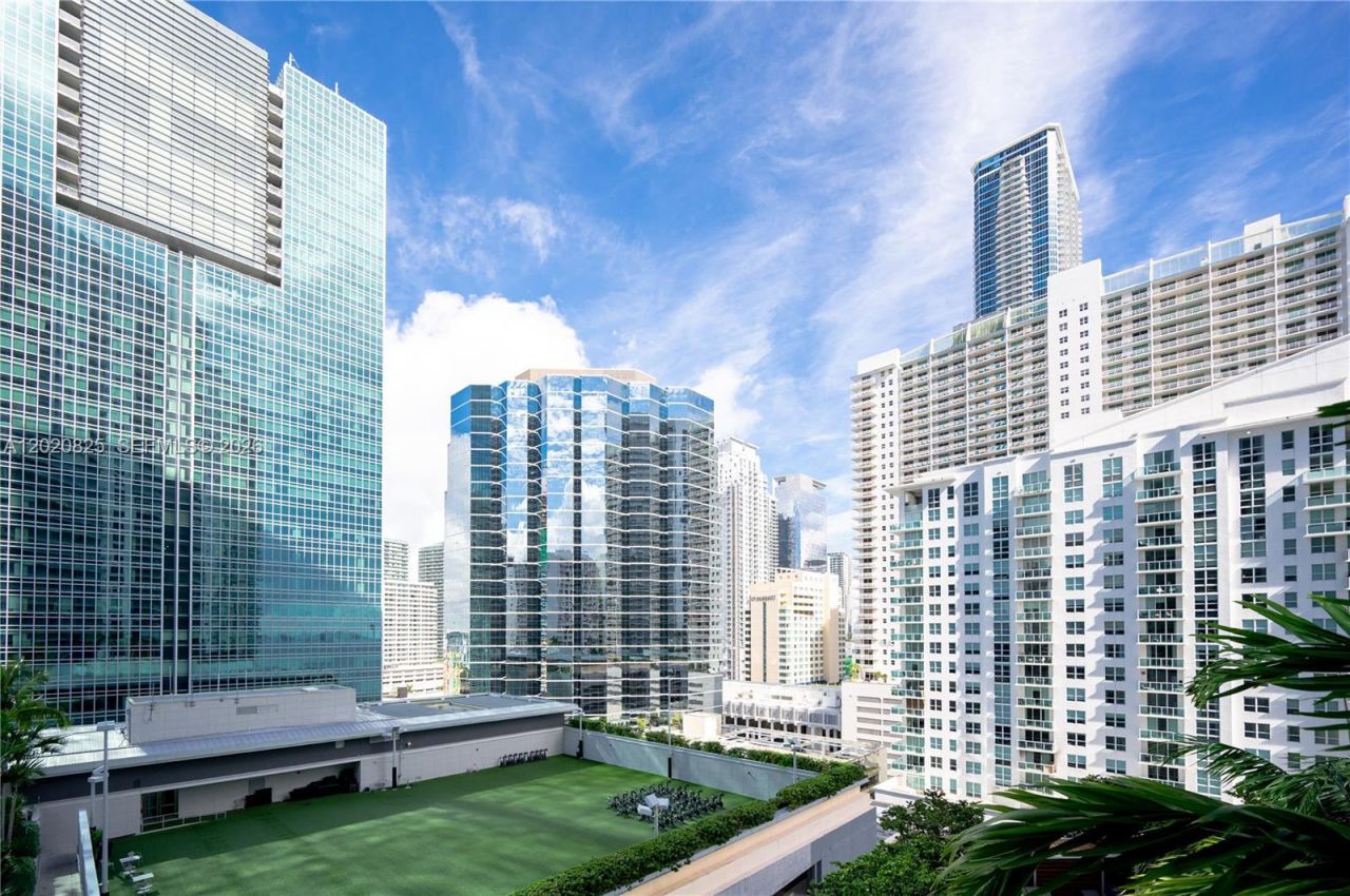 1300 Brickell Bay Dr , Unit 1601, Miami, FL 33131 Photo
