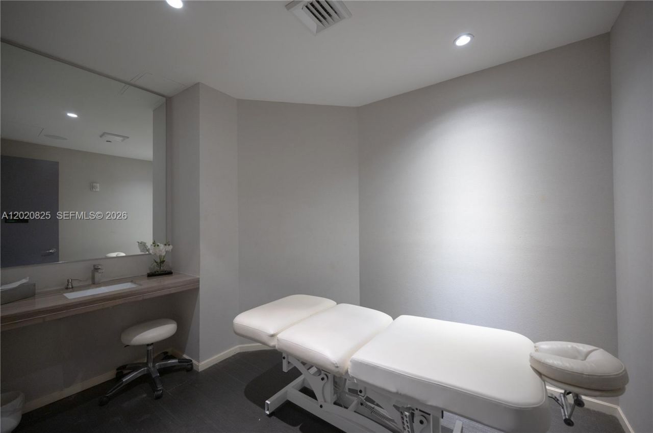 1300 Brickell Bay Dr , Unit 1601, Miami, FL 33131 Photo