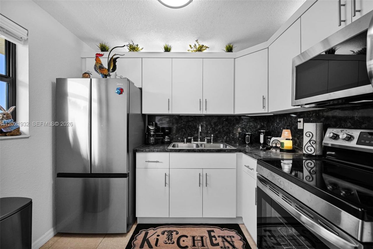 1334 Collins Ave , Unit 403, Miami Beach, FL 33139 Photo