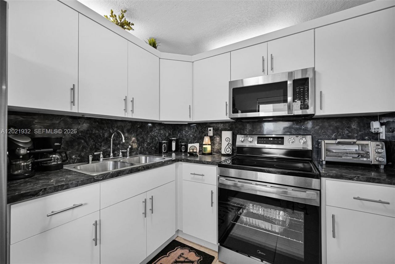 1334 Collins Ave , Unit 403, Miami Beach, FL 33139 Photo