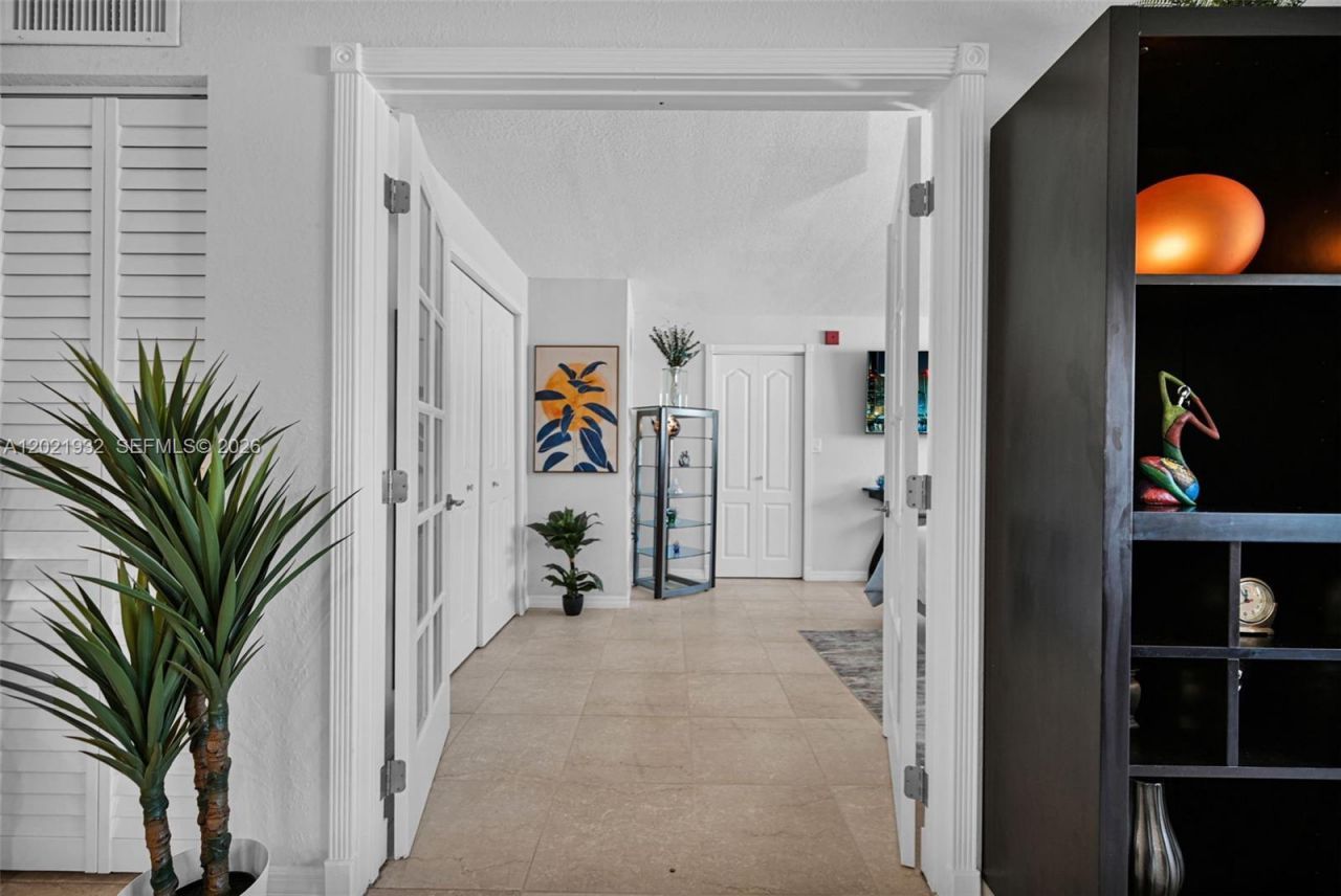 1334 Collins Ave , Unit 403, Miami Beach, FL 33139 Photo