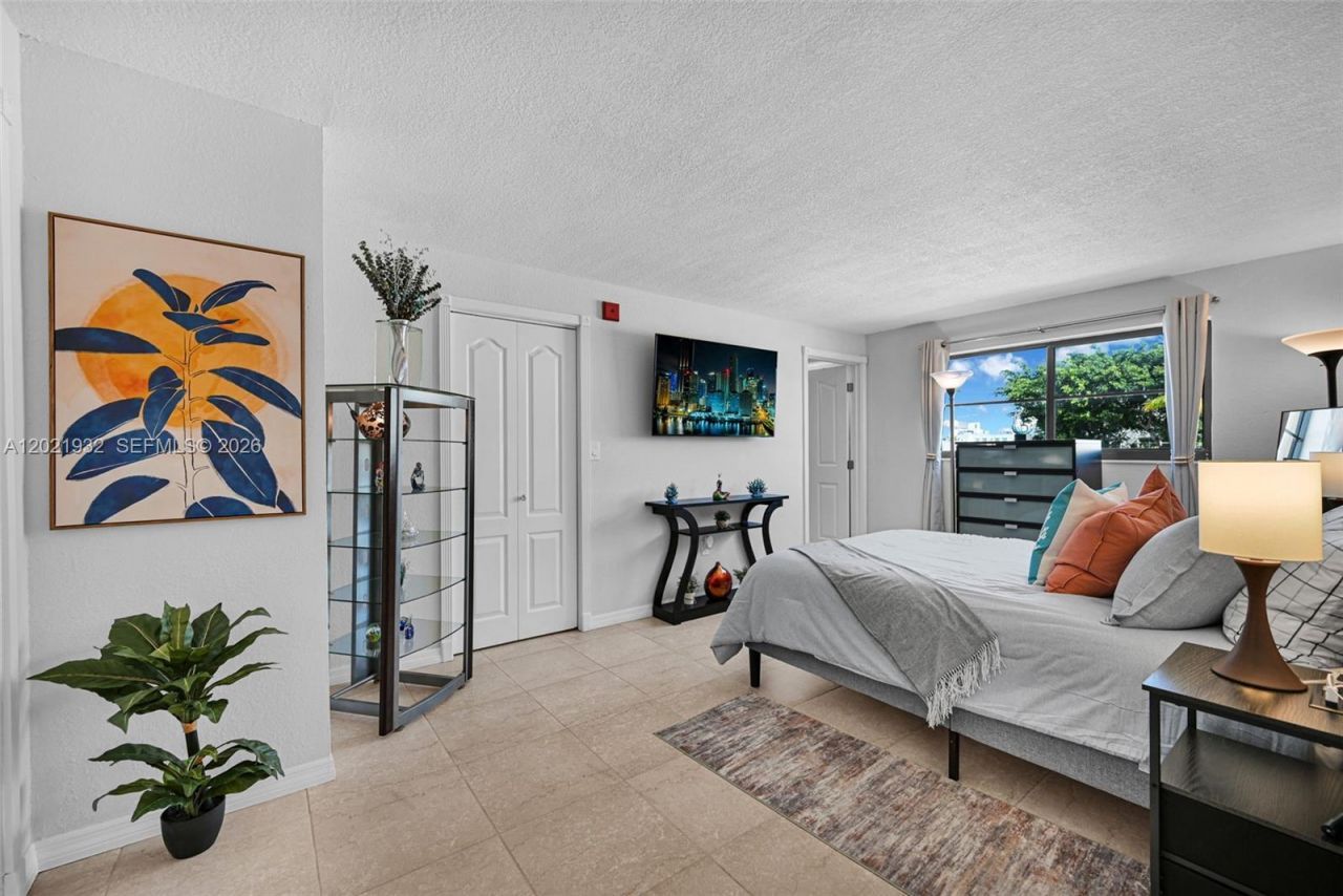 1334 Collins Ave , Unit 403, Miami Beach, FL 33139 Photo