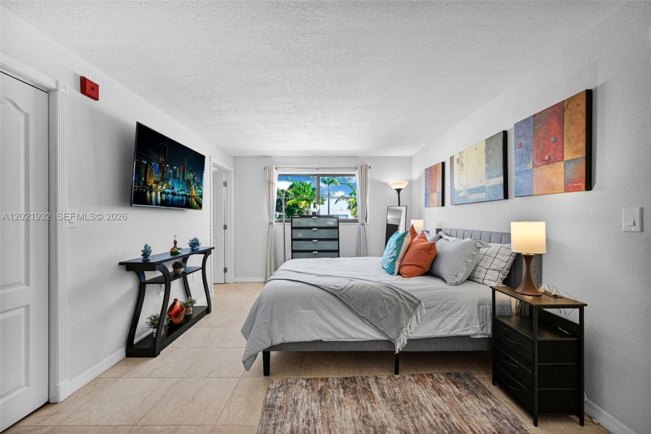 1334 Collins Ave , Unit 403, Miami Beach, FL 33139 Photo