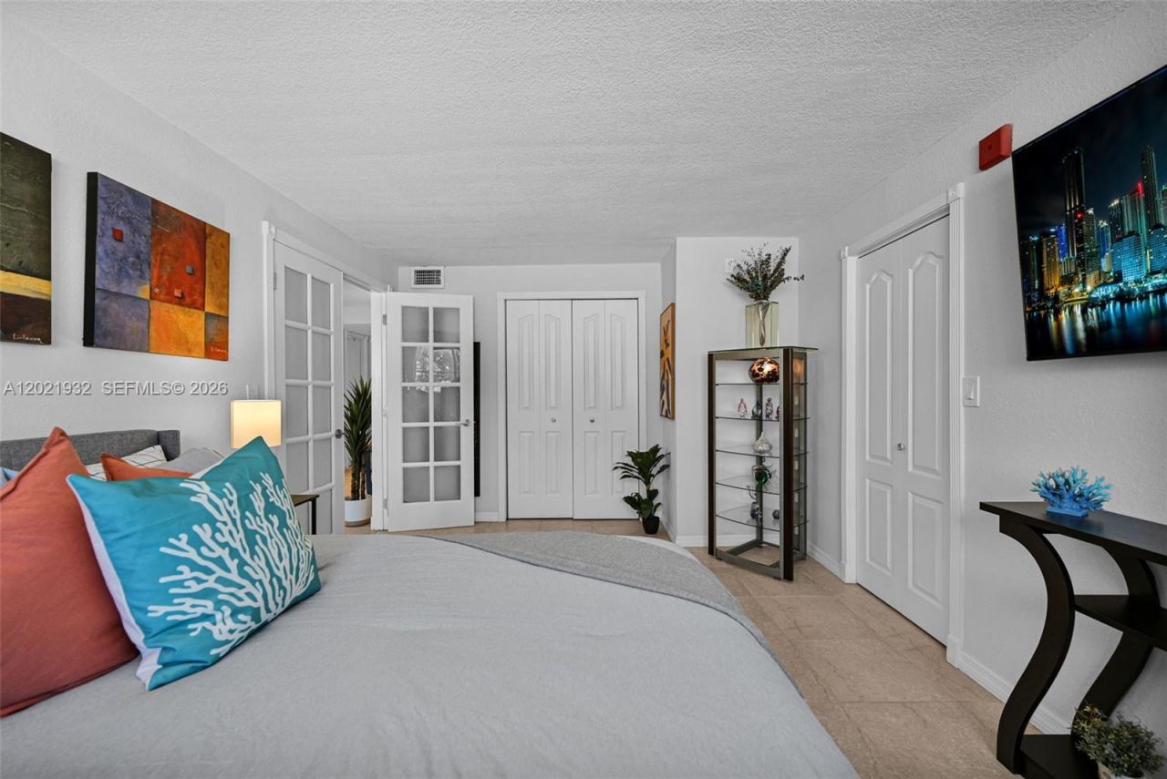 1334 Collins Ave , Unit 403, Miami Beach, FL 33139 Photo