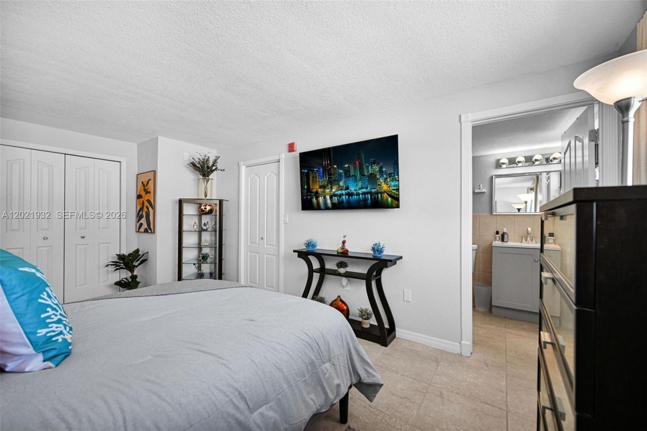 1334 Collins Ave , Unit 403, Miami Beach, FL 33139 Photo