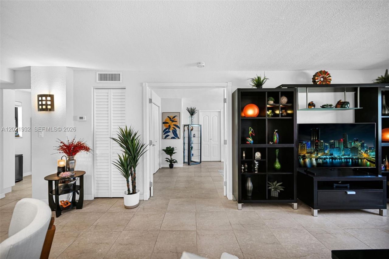 1334 Collins Ave , Unit 403, Miami Beach, FL 33139 Photo