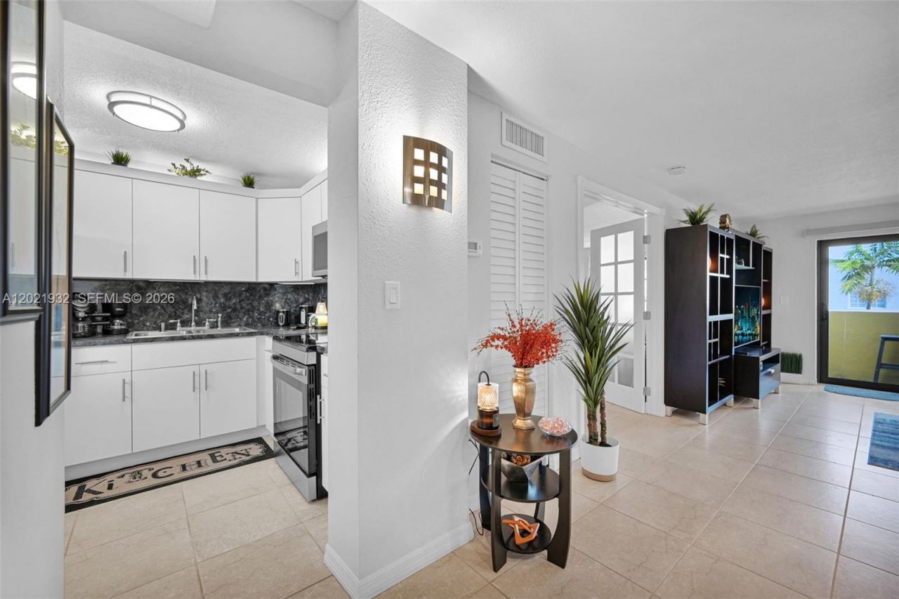 1334 Collins Ave , Unit 403, Miami Beach, FL 33139 Photo
