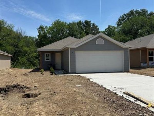 471 Valley View Drive, Tonganoxie, KS 66086