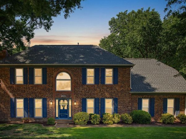 8882 HILLMAN WAY DR, Bartlett, TN 38133