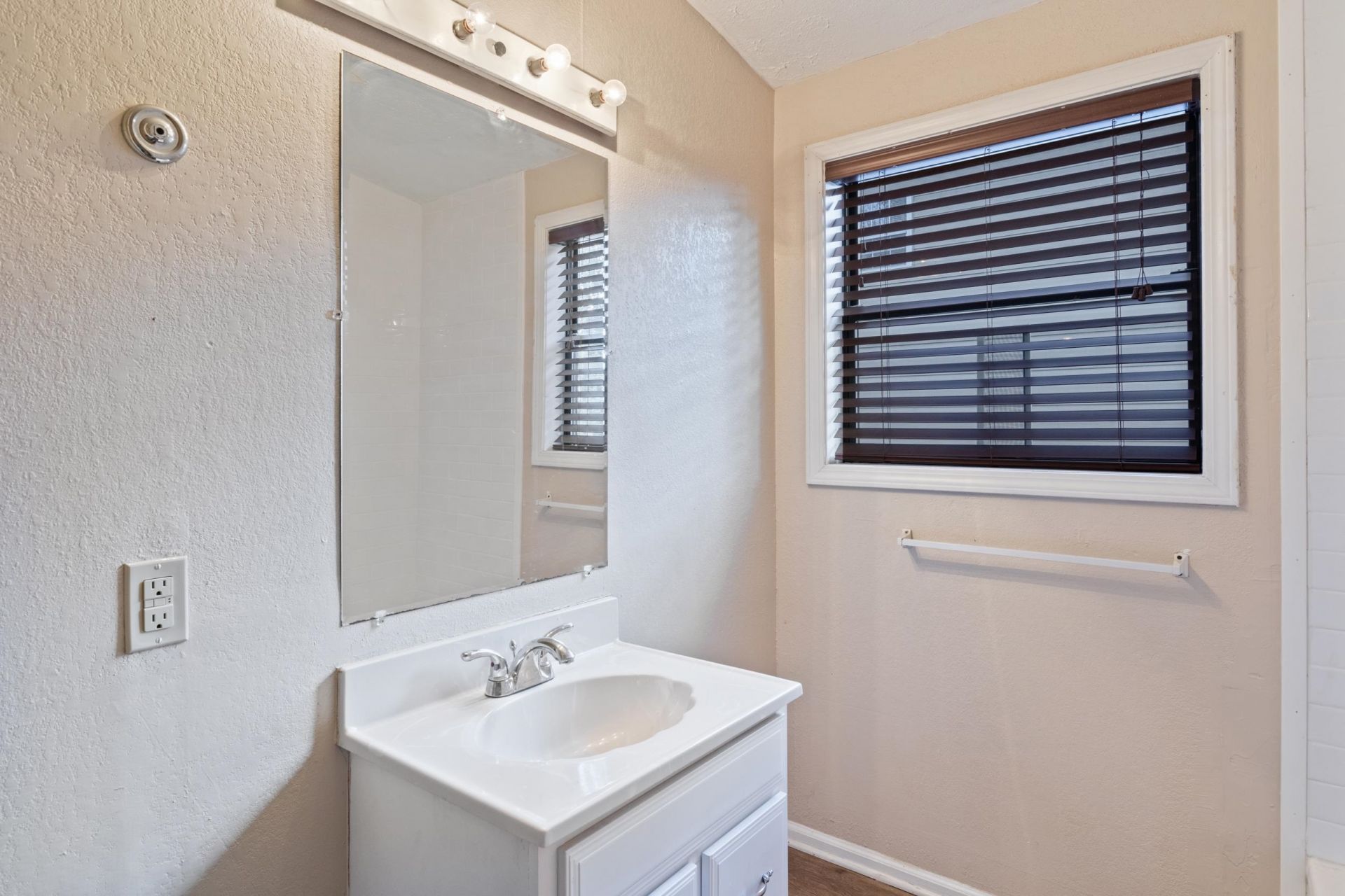 111 N Hollywood Dr.  Photo 24