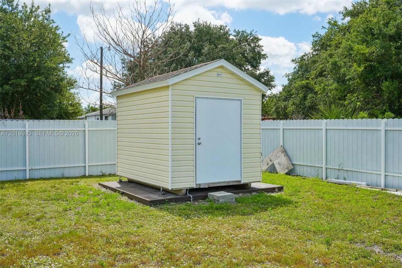 910 Richmond Ave N , Lehigh Acres, FL 33972 Photo