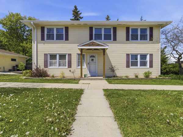 2675 N 113th St, Wauwatosa, WI 53226