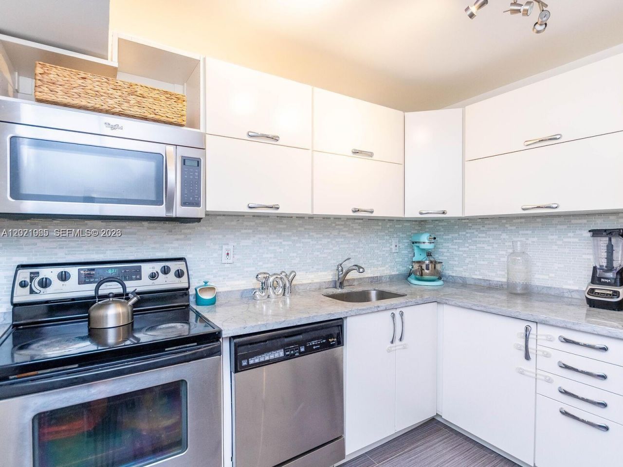 3701 N Country Club Dr , Unit 1002, Aventura, FL 33180 Photo
