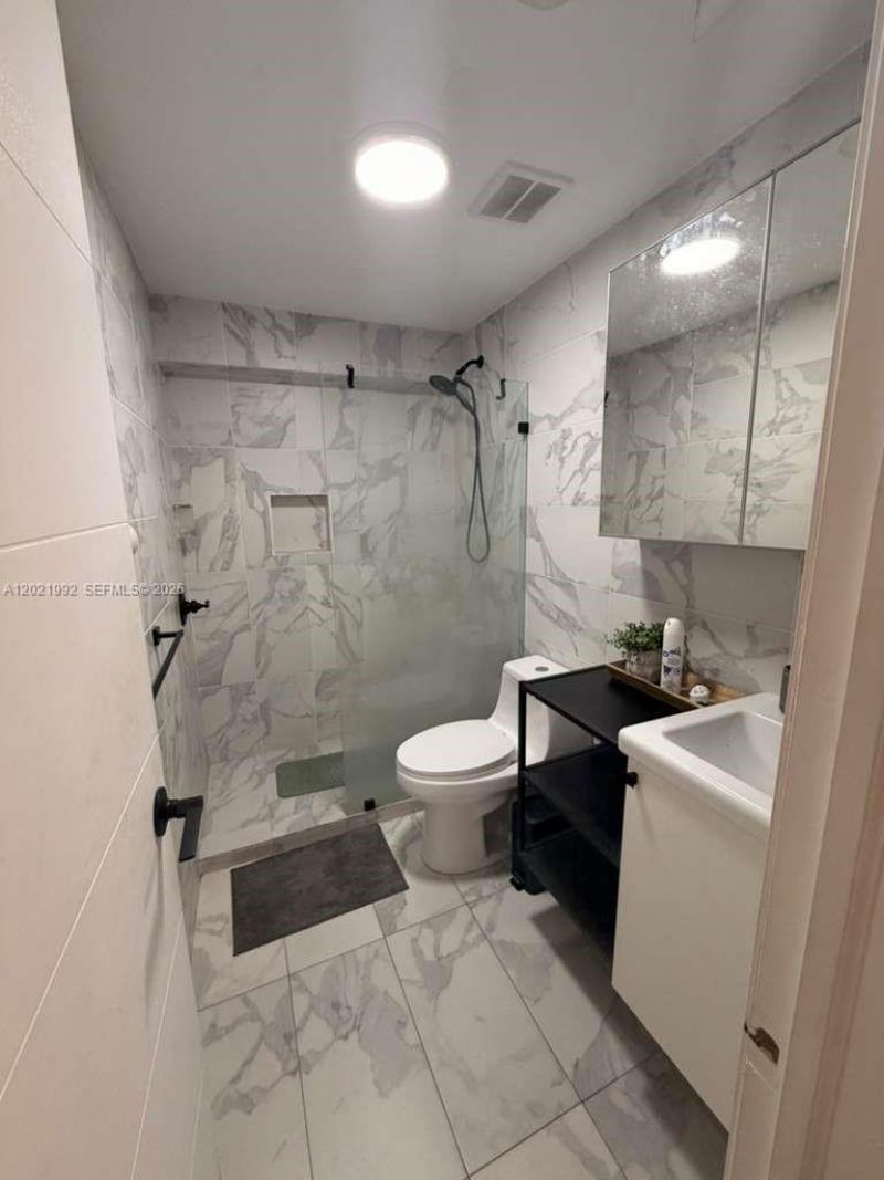 26 Diplomat Pkwy, Unit 2214, Hallandale Beach, FL 33009 Photo