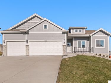 17608 Palisades Drive , Omaha, NE 68136