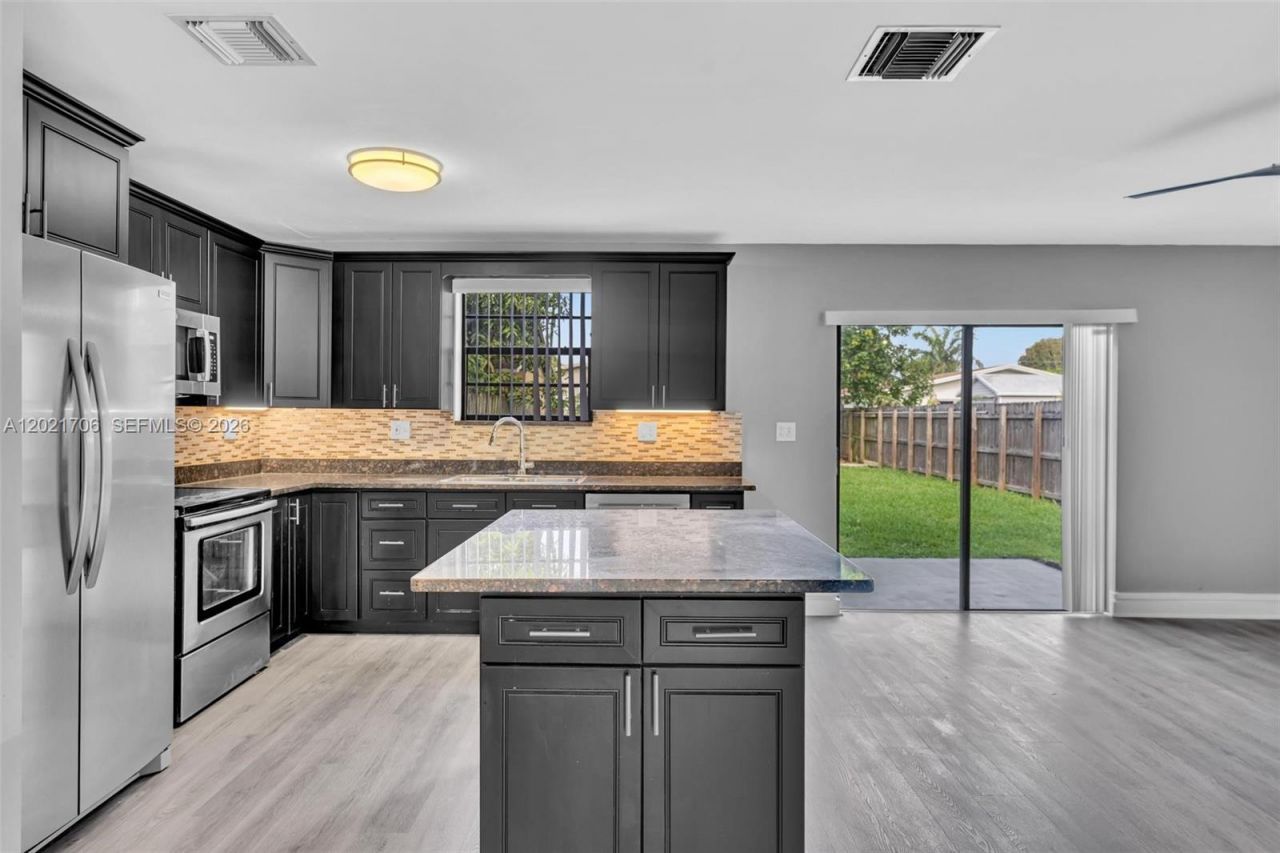 14212 NE 4th Ave , Miami, FL 33161 Photo