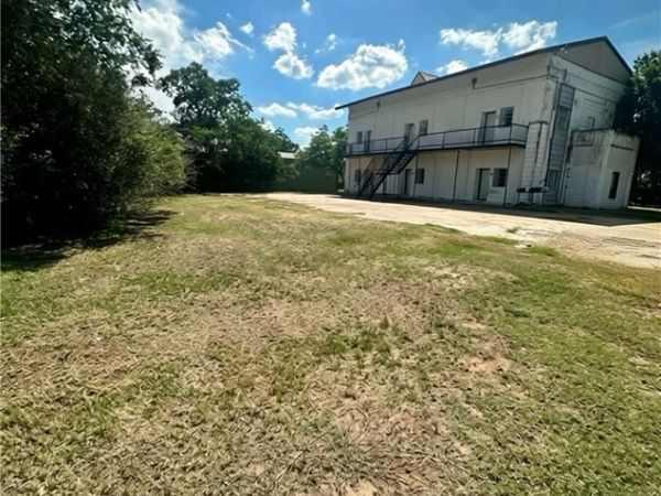 1010 Nelson , Yoakum, TX 77995