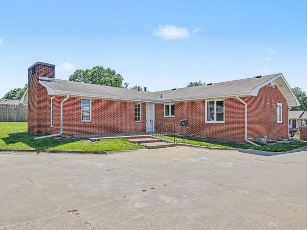 222 E 10th Street, Pella, IA 50219