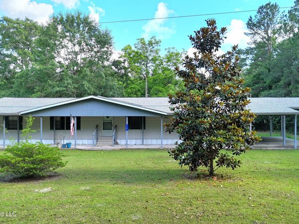 14 E Magnolia Avenue, McHenry, MS 39561
