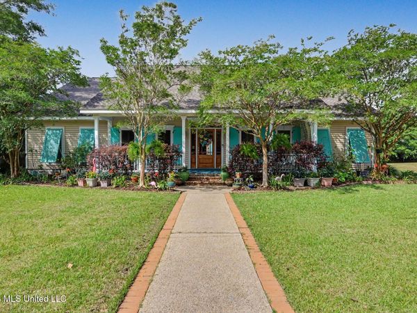 129 Lakewood Drive, Waveland, MS 39576