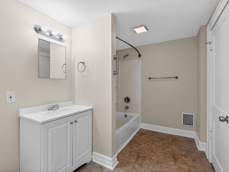 189 N Powell Avenue , Columbus, OH 43204 Photo 26