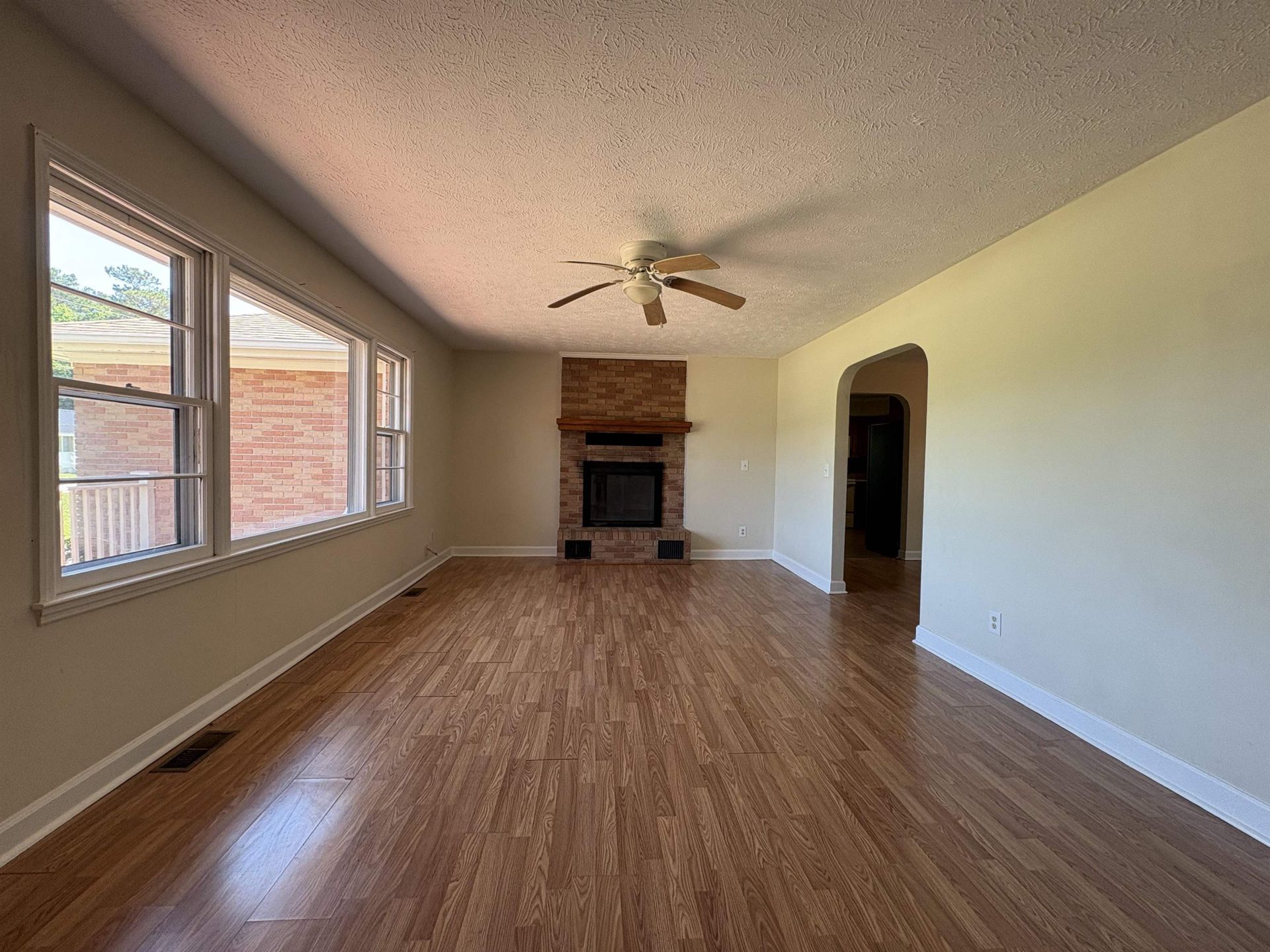 4625 Graham St.  Photo 4