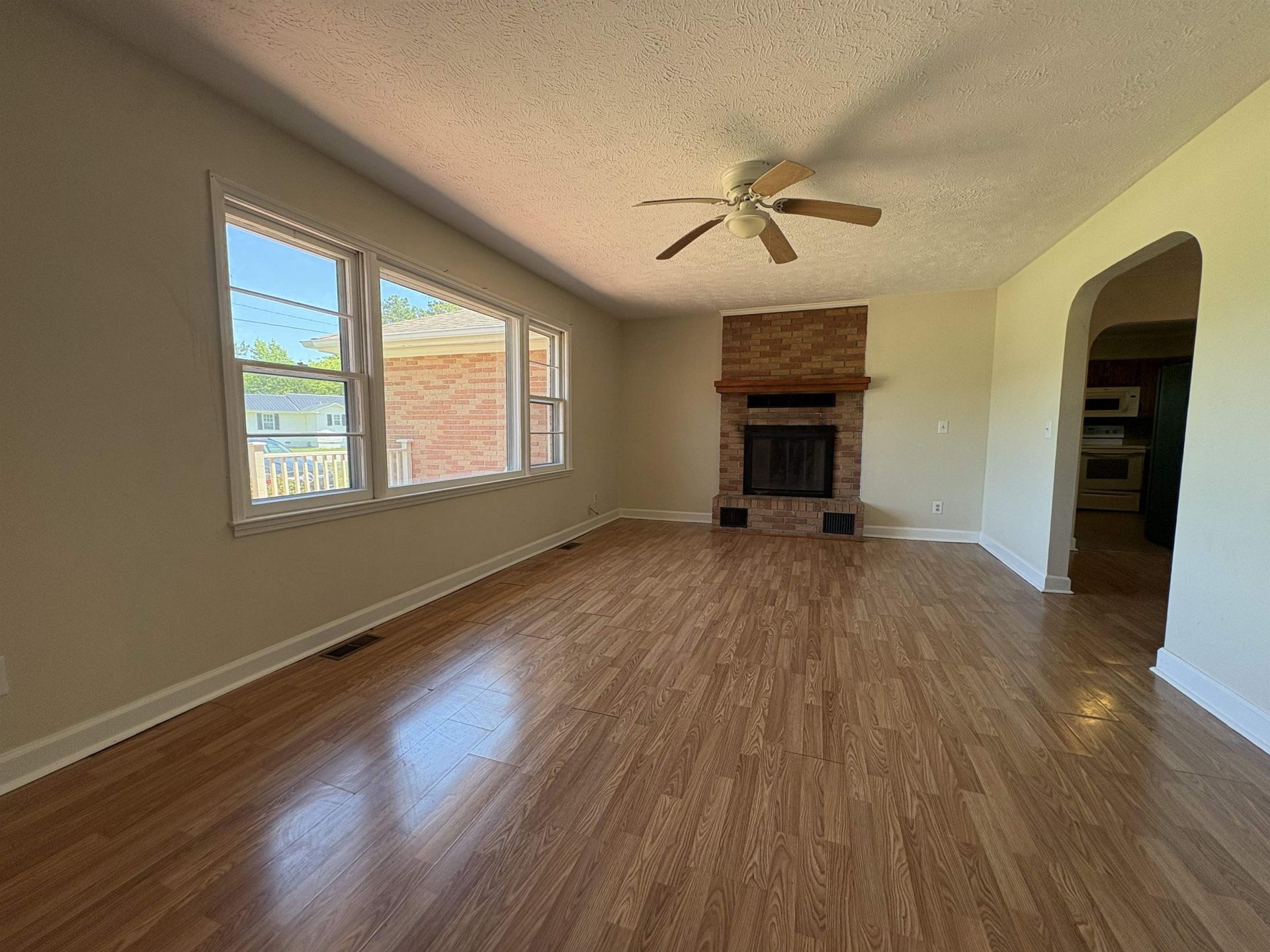 4625 Graham St.  Photo 5
