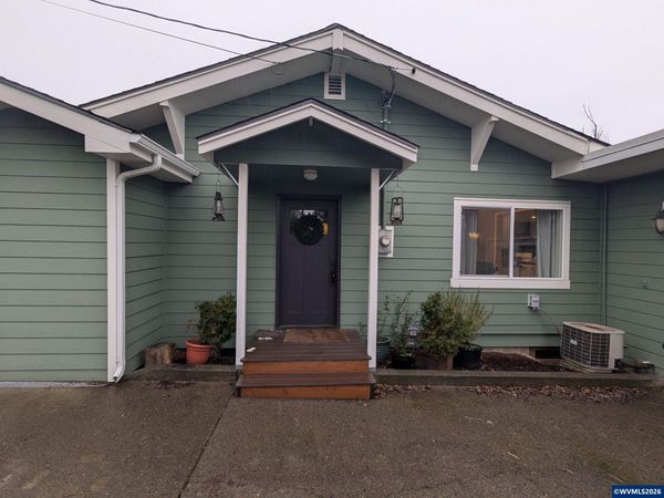 821 Liberty St St, Silverton, OR 97381