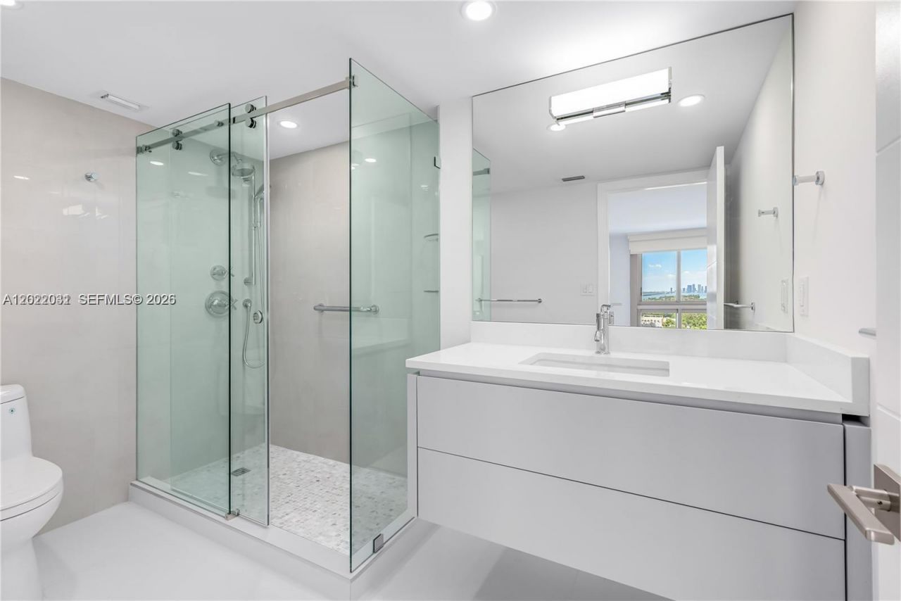 2655 Collins Ave, Unit 2302, Miami Beach, FL 33140 Photo