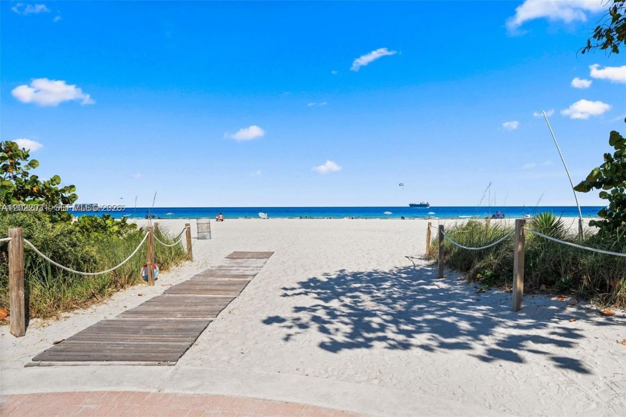 2655 Collins Ave, Unit 2302, Miami Beach, FL 33140 Photo