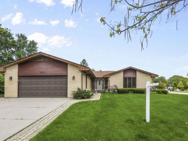 2653 N Bradford Drive, Arlington Heights, IL 60004