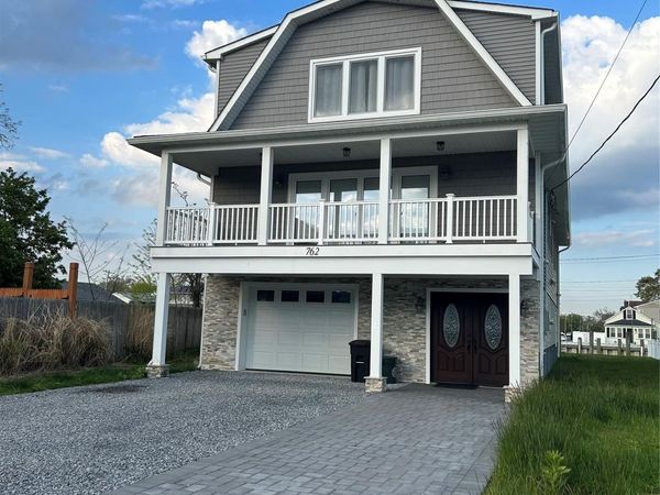 762 Pecan Street , Lindenhurst, NY 11757