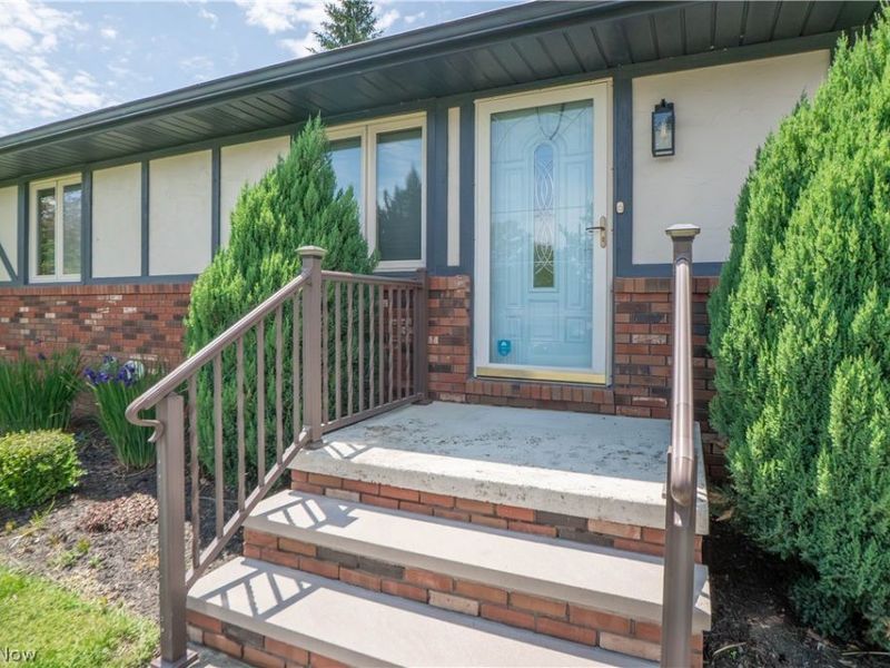 5251 Tanglewood Drive NE, Louisville, OH 44641 Photo 2