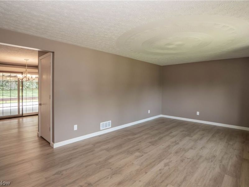 5251 Tanglewood Drive NE, Louisville, OH 44641 Photo 4