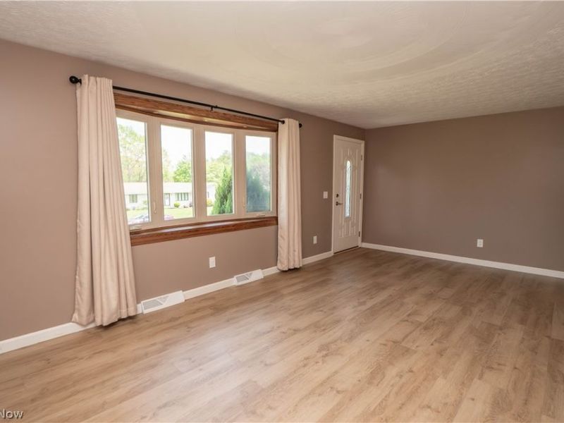 5251 Tanglewood Drive NE, Louisville, OH 44641 Photo 6